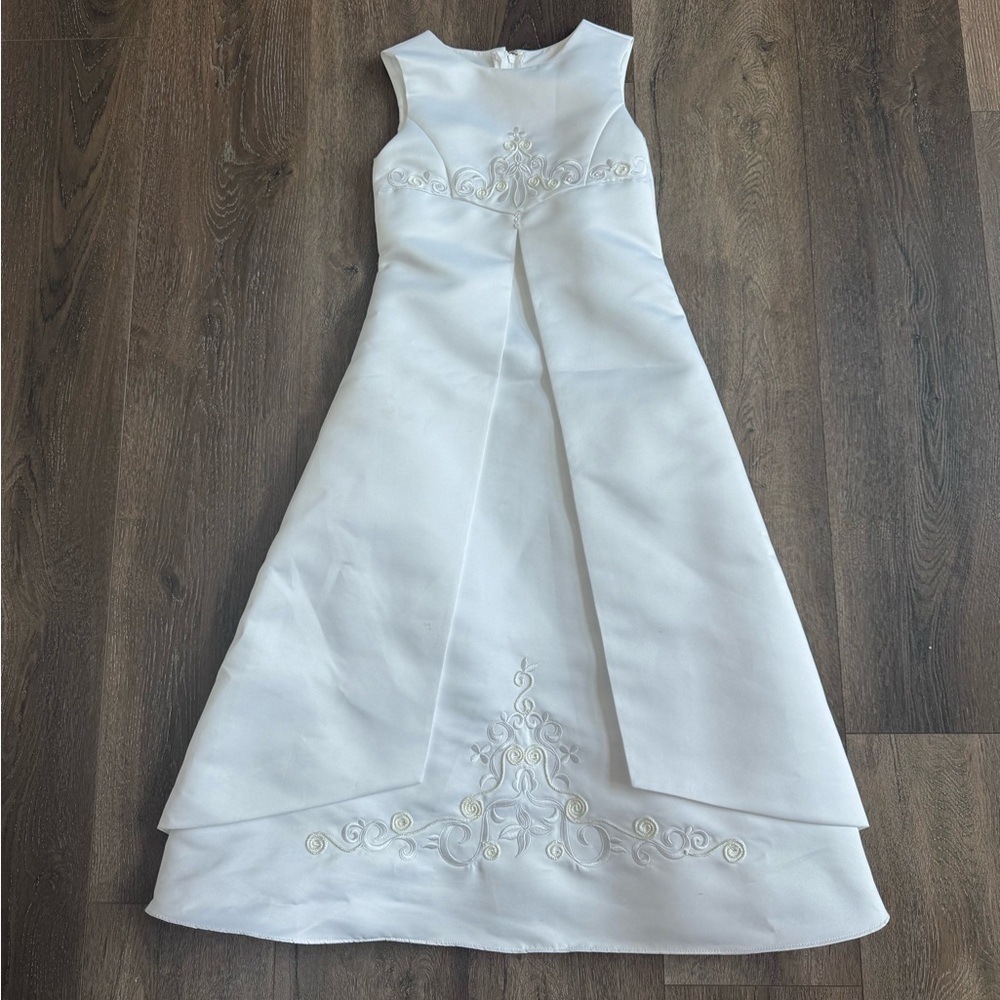 David’s Bridal Flower Girl Dress. St. Tropez brand, girls size 5. White.